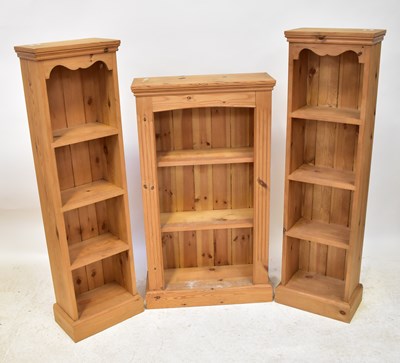 Lot 53 - A pine bookcase of three shelves with reeded...