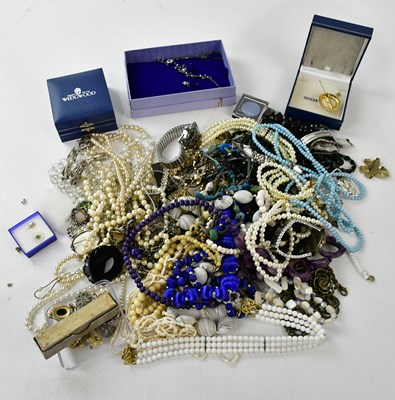 Lot 2533 - A quantity of assorted costume jewellery and...