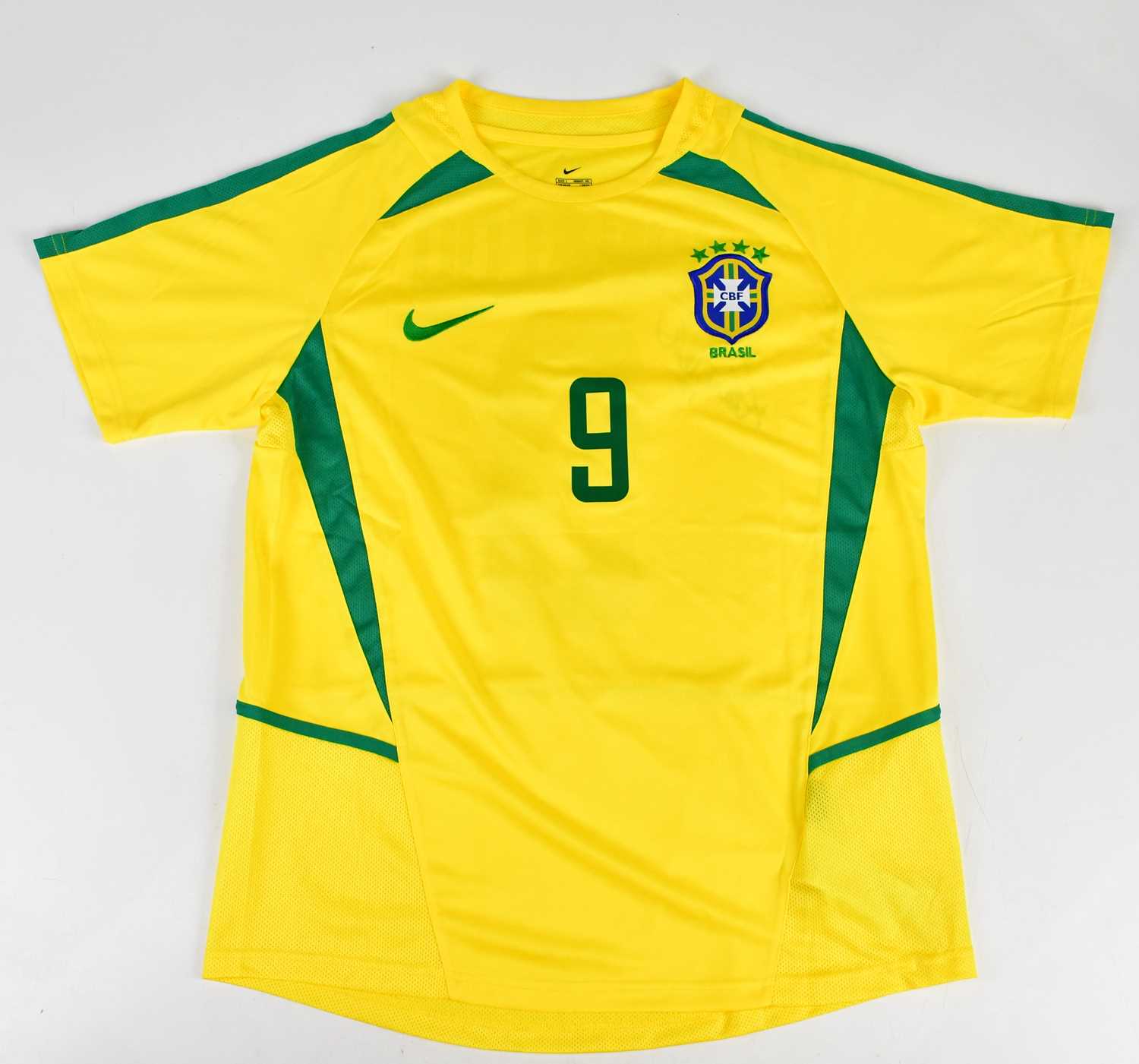 2002 R9 Jersey Lot 2676 - RONALDO (R9); a signed 2002 retro style