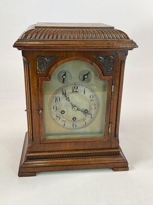 Lot 530 - A large oak cased mantel clock, height 36cm