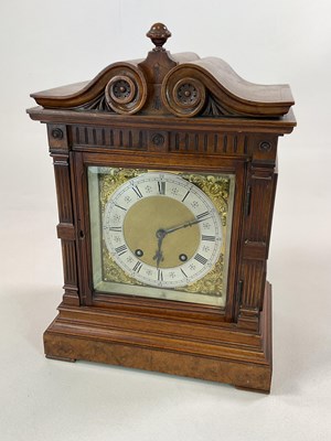 Lot 531 - A large oak cased mantel clock, height 38cm.