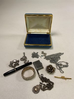 Lot 495 - A small group of costume jewellery including...