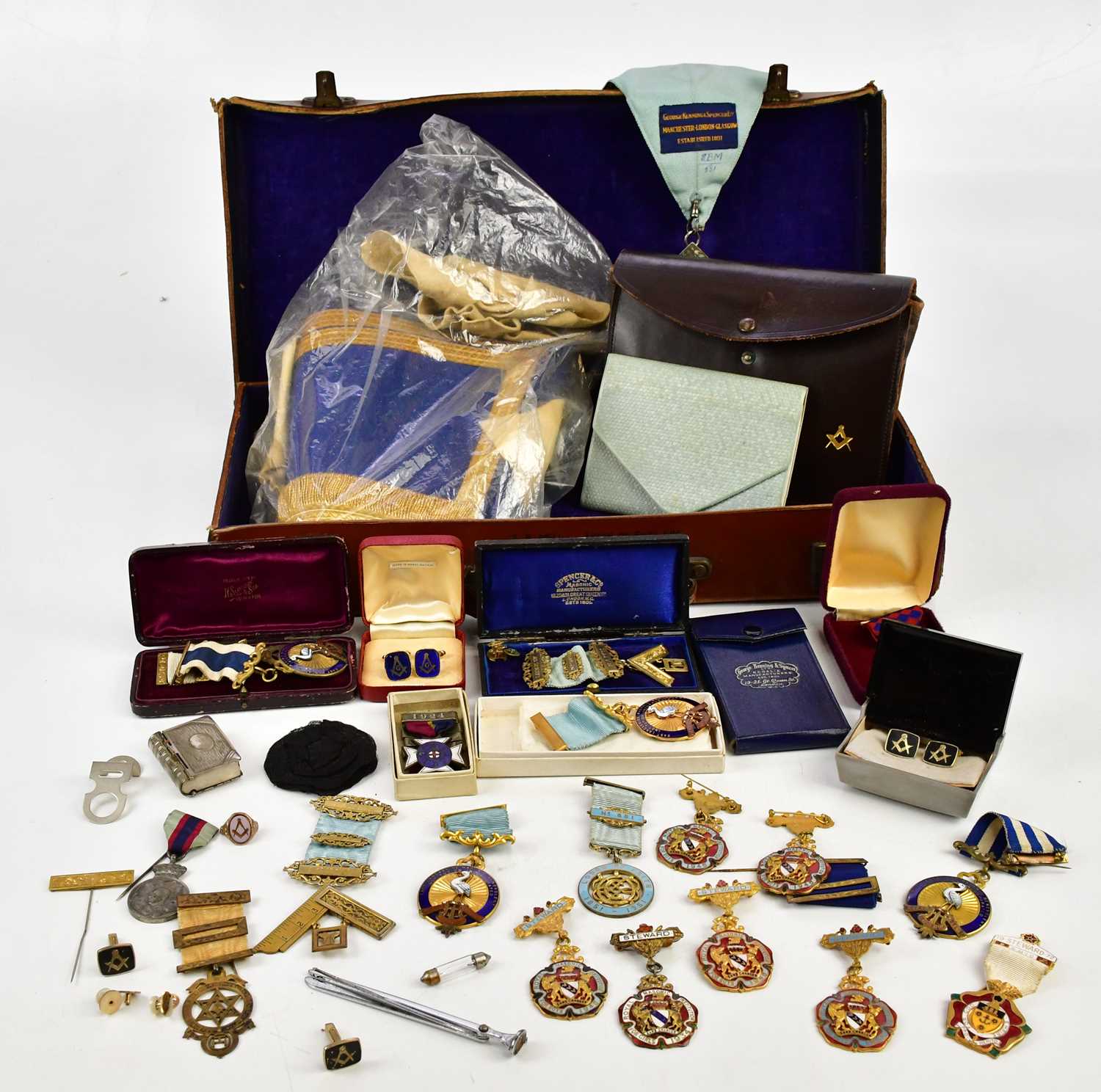 Lot 671 - A collection of assorted Masonic regalia