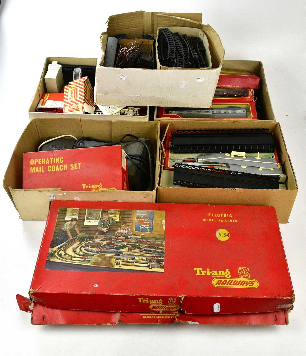 Boxed Model Train Set Lot 2636 - TRI-ANG; a boxed RS34 OO/HO gauge train set,