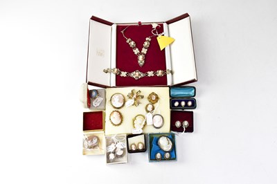 Lot 930 - A quantity of jewellery set with cameos, to...