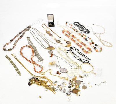 Lot 2530 - A small collection of costume jewellery...