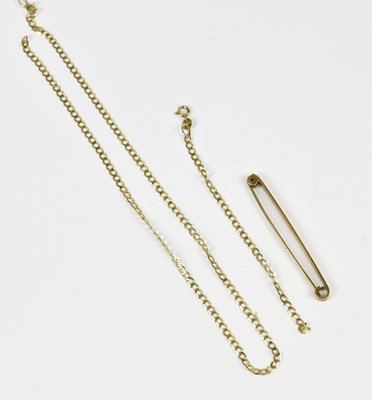 Lot 2506 - A 9ct yellow gold bar brooch together with a...