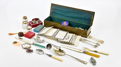 Lot 2549 - A small collection of costume jewellery...
