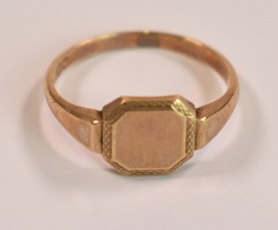 Lot 486 - A 9ct yellow gold signet ring, size N, approx...