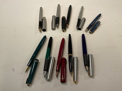 Lot 13 - Ten vintage Parker pens including a Duofold,...