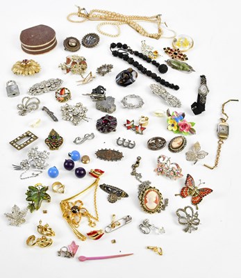 Lot 2528 - A collection of assorted costume jewellery...