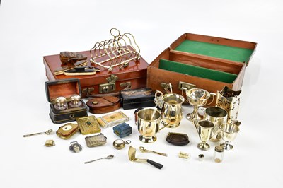 Lot 638 - An assortment of collectors' and silver plated...