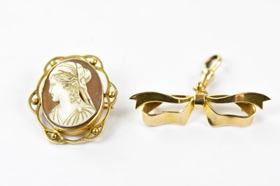 Lot 2507 - A 9ct gold mounted cameo style brooch and a...