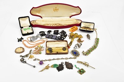 Lot 2545 - A small collection of costume jewellery to...