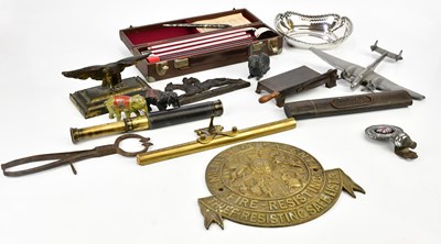 Lot 782 - A small collection of metalware to include a...