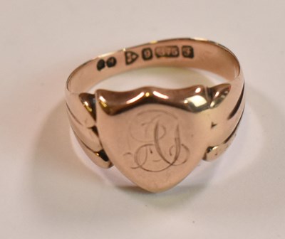 Lot 439 - An Edwardian 9ct gold signet ring with...