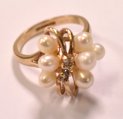 Lot 462 - A 9ct yellow gold cultured pearl set ring,...