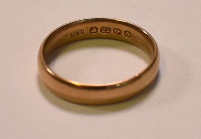 Lot 446 - A 22ct yellow gold wedding band, size I,...