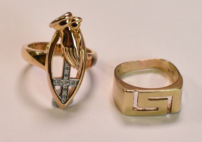 Lot 457 - A 14ct yellow gold Greek key designed ring,...