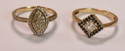 Lot 456 - Two 9ct yellow gold lozenge shaped dress rings,...