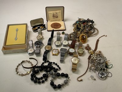 Lot 475 - A quantity of costume jewellery including...