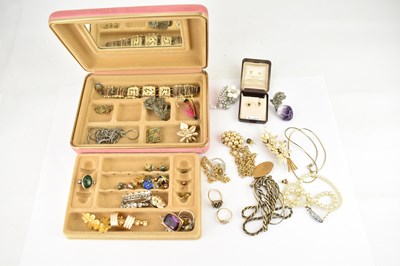 Lot 1131 - A collection of costume jewellery to include a...