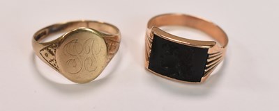 Lot 437 - A 9ct yellow gold signet ring with traces of...