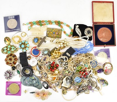 Lot 1151 - Various items of vintage and modern costume...