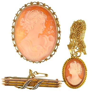 Lot 1114 - A 9ct gold three-bar brooch with two seed...