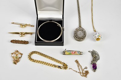 Lot 2529 - An assortment of costume jewellery including a...