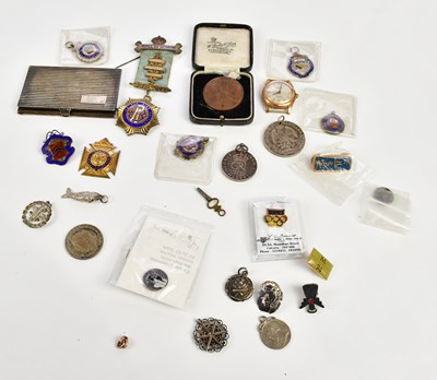 Lot 684 - An assortment of collectors' items including a...