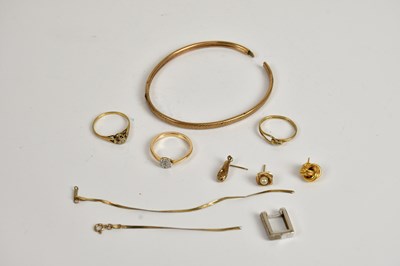 Lot 16 - A small collection of 9ct gold jewellery...