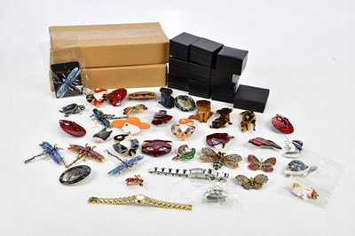 Lot 2540 - A collection of modern costume jewellery...