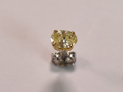 Lot 428 - An 18ct white and yellow gold single diamond...