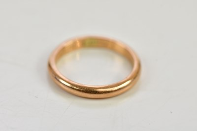 Lot 121 - An 18ct yellow gold wedding band, size N,...