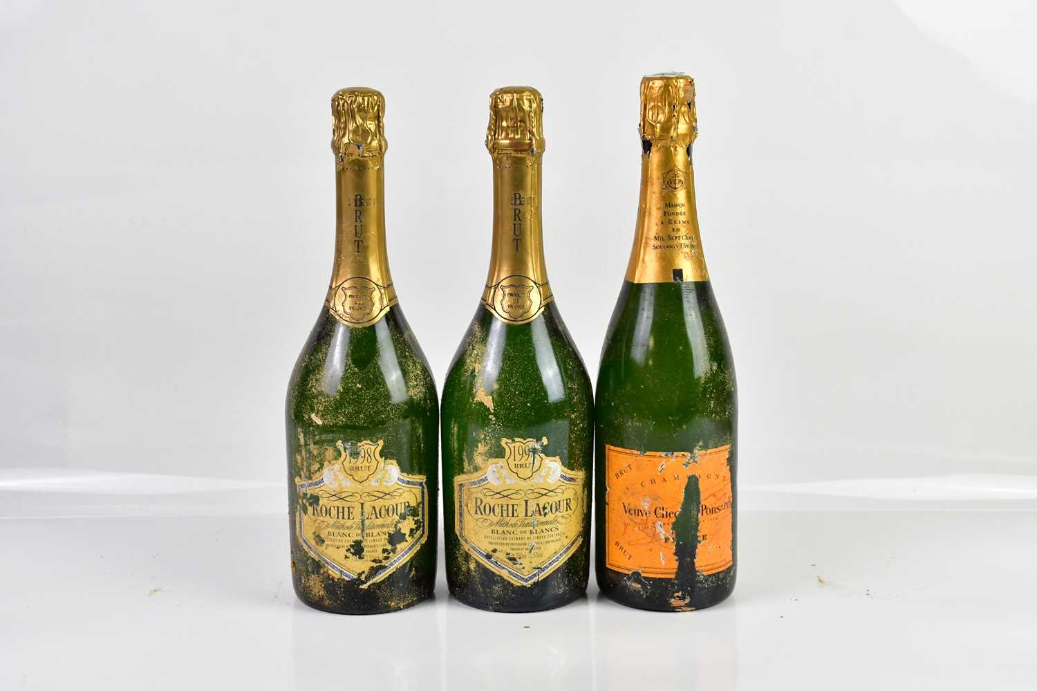 Lot 2740 - CHAMPAGNE; a bottle of Veuve Clicquot Brut,...