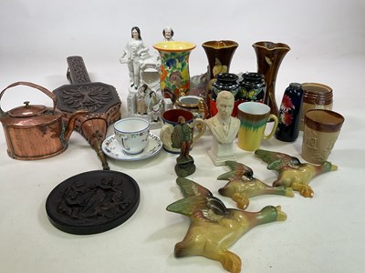 Lot 323 - A mixed collection of ceramics to include...