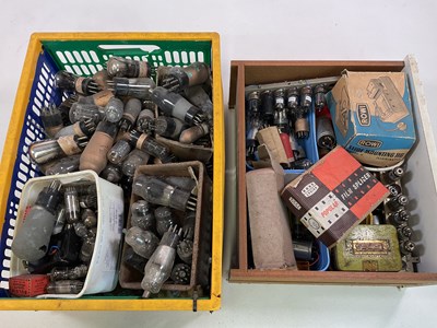 Lot 146 - A quantity of unboxed vintage radio valves,...