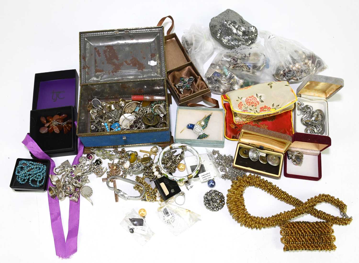 Lot 1550 - A large quantity of costume jewellery,...