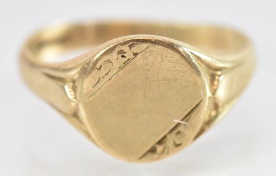 Lot 1325 - A 9ct yellow gold gentleman's signet ring,...