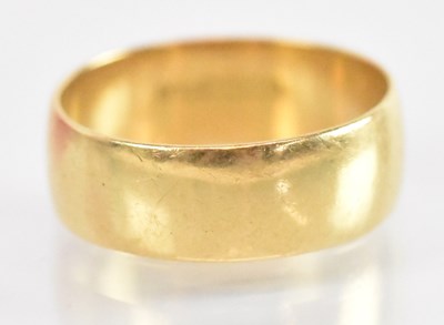 Lot 1261 - An 18ct yellow gold wedding band, size P,...