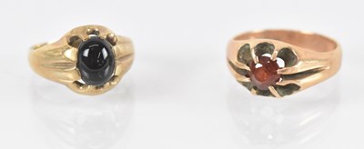 Lot 1264 - A 9ct yellow gold red stone set ring, size Q,...