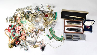 Lot 1146 - A quantity of vintage costume jewellery, to...