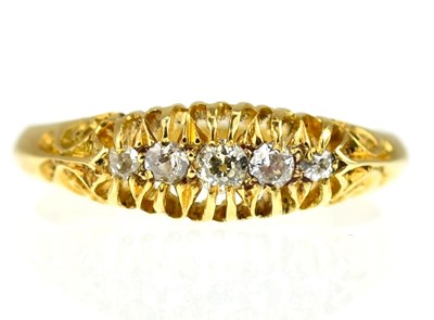 Lot 1000 - An 18ct gold ring set with five graduated claw...