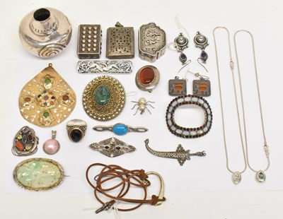 Lot 1333 - A group of silver and white metal jewellery,...