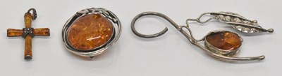 Lot 1335 - A 925 hallmarked silver amber set brooch, 4.5...