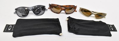 Lot 516 - OAKLEY; three pairs of man's designer sports...