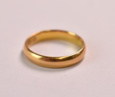 Lot 612 - A 22ct yellow gold wedding band, size M,...