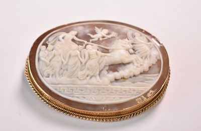 Lot 604 - A large oval cameo brooch with a figure...