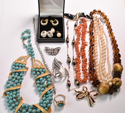 Lot 639 - A quantity of costume jewellery including...